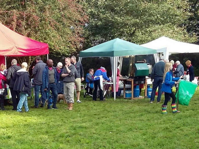 apple pressing crowds