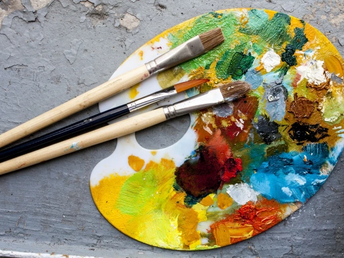 artist-colour-pallete-with-brushes