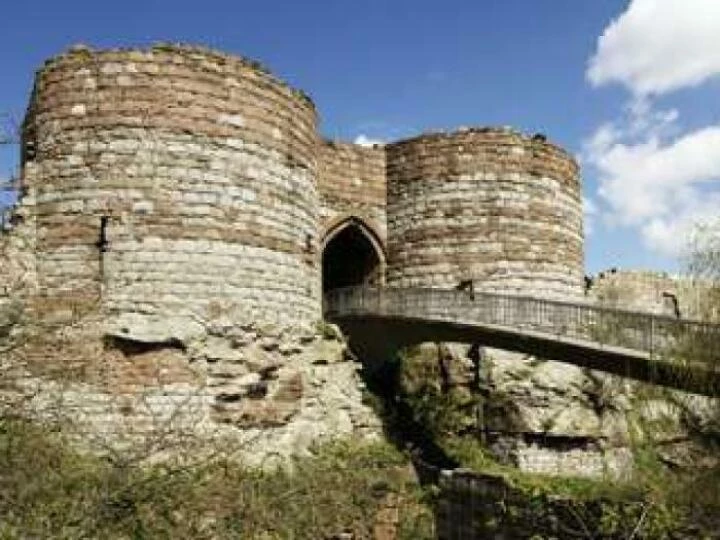 beestoncastleentrance