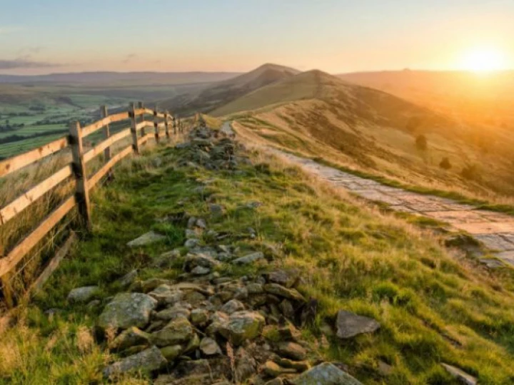 bloggetyyimageenvironmentpeakdistrictridgepathsunsetgovuk620x407