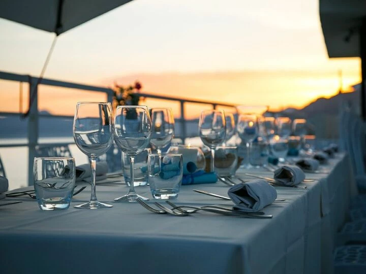 Table, glassware, nature, cutlery, silverware, stemware, dining table, dinner table, table setting, table set-up, dinner, luxury, restaurant, sunset