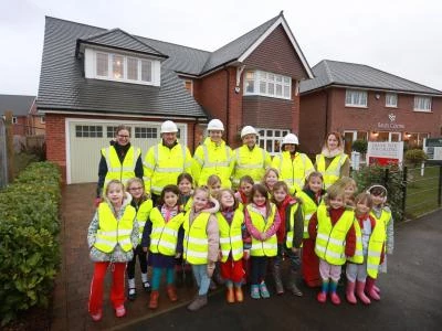 Redrow Construction Manager Michael Salmon, Area Sales Manager Matt Gould, Site Manager Wayne Williams and Sales Consultant Anita Gillespie with members of Tattenhall Rainbows at Redrow's Meadow Brook development. credit:  leeboswellphotography.c