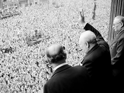 Churchill_waves_to_crowds
