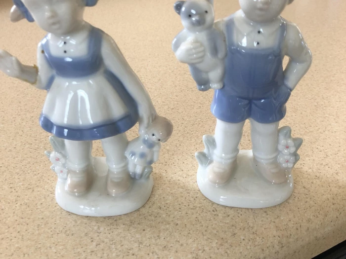 Pottery figures – Items for sale