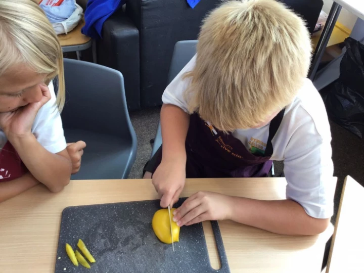 Y4 DT cutting veg 1