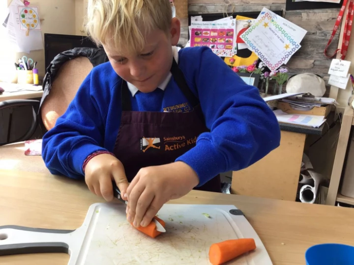 Y4 DT cutting veg 2