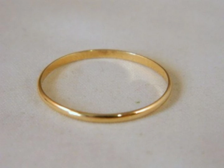 Single band gold wedding ring