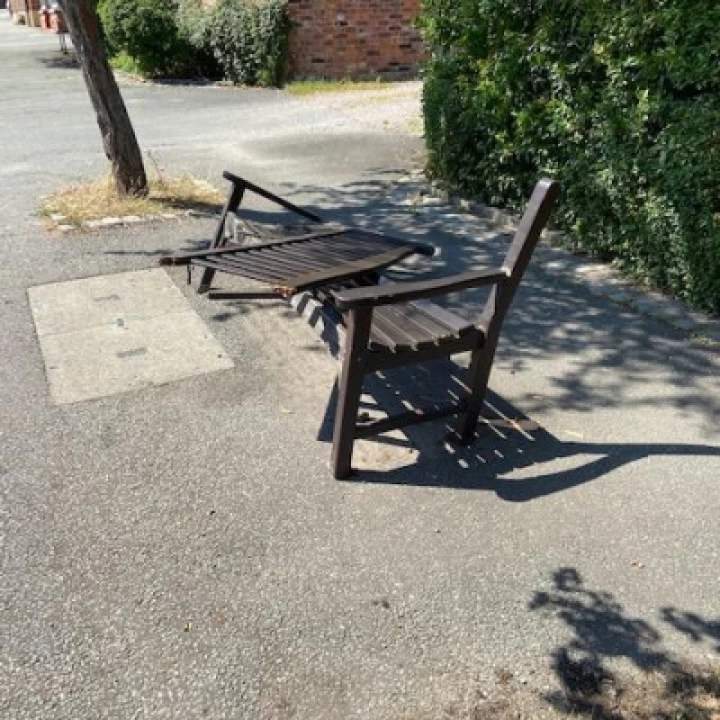 Broken Bench in High Street Aug 2022 Img_5251