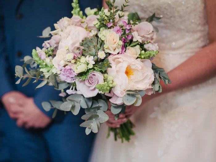 bride groom flowers wedding