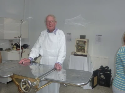 dr-campbell-in-1920-style-operating-theatre