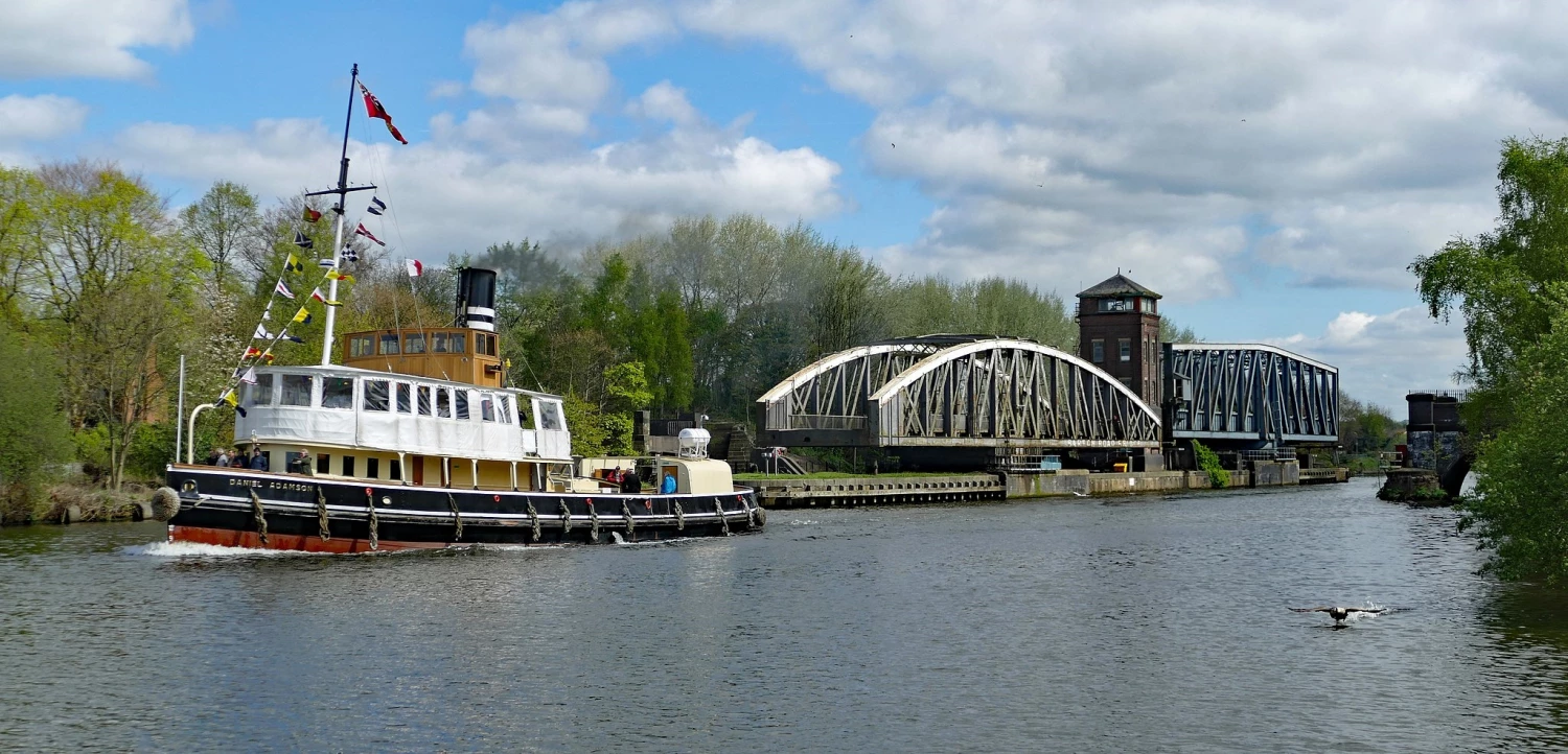 h51  steamerdanieladamsonhavingjustpassedthebartonroadswingbridgeandbartonaqueduct