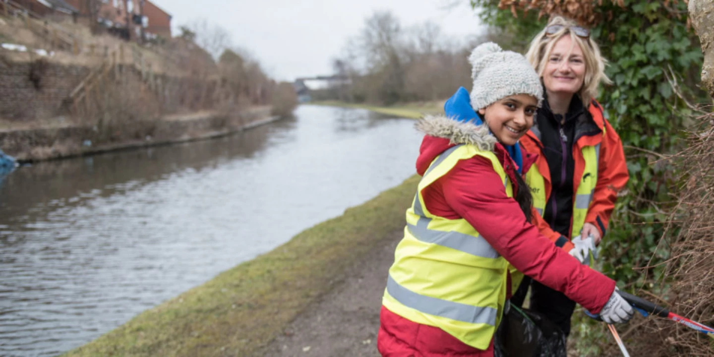 litterpickingalongcanal1