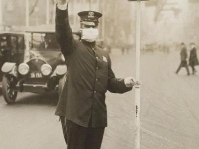 medicaldepartmentinfluenzaepidemic1918masksforprotectionagainstinfluenzatrafficcopinnewyorkcitywearinggauze 2