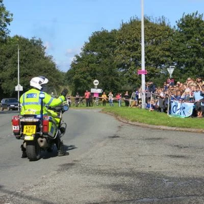 ovo police motor cyclist  waves to the tarvin juniors image7654 2