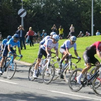 ovo the main group of cyclists the peloton 2a2b 1