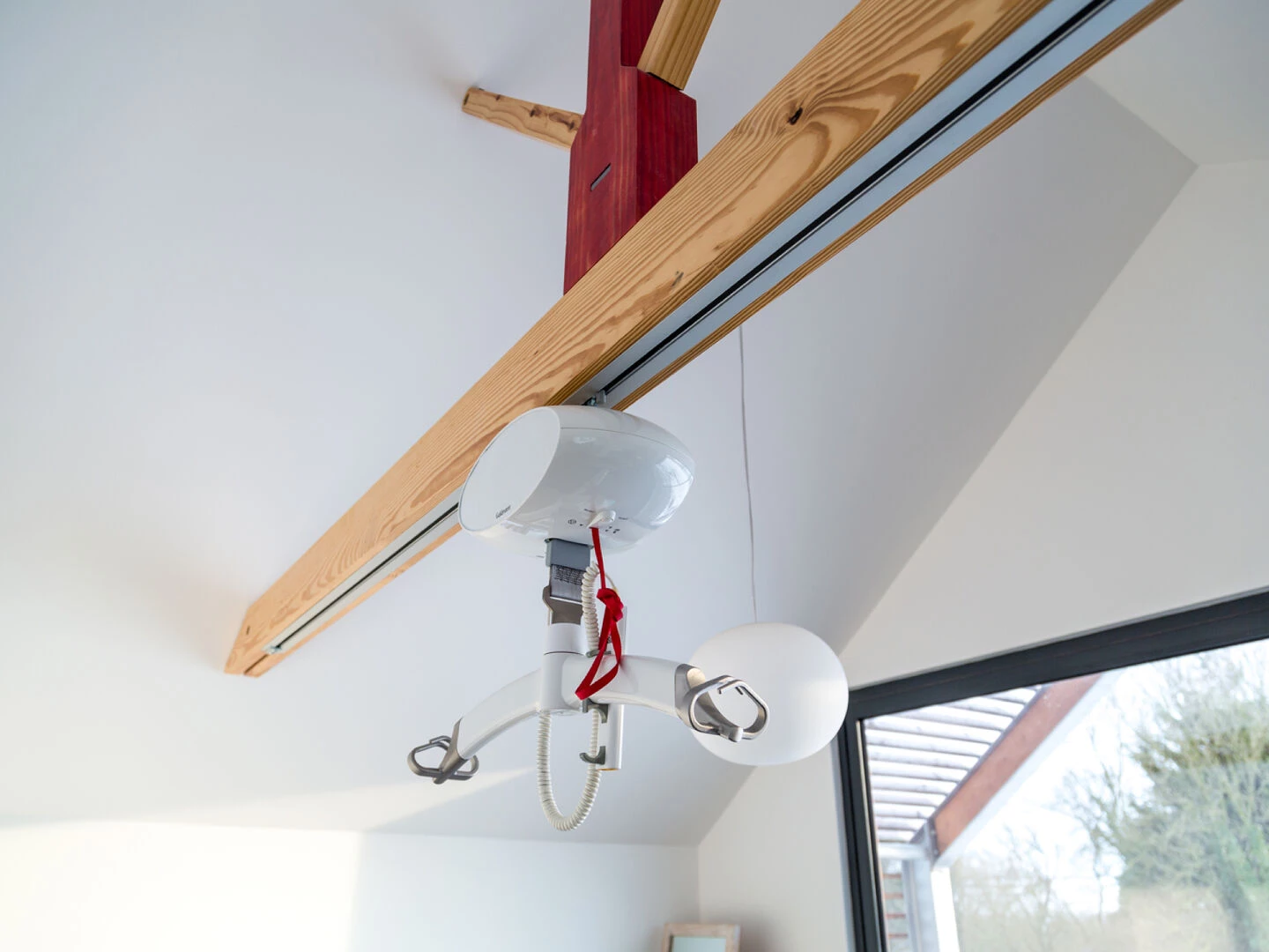 the guldmann gh1 ceiling hoist system in the bedro
