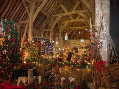 tythe barn at christmas 01